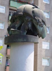 fuball-skulptur-in-der-nhe-des-ehemaligen-hertha-bsc-stadions-gesundbrunnen_42400994122_o